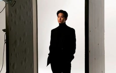 김수현, 그냥 서있었을 뿐인데…이쯤되면 반칙