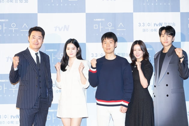 배우 이희준(왼쪽부터), 박주현과 최준배 감독, 배우 경수진, 이승기가 3일 오전 온라인 생중계된 tvN 새 수목드라마 '마우스' 제작발표회에 참석했다. /사진제공=tvN