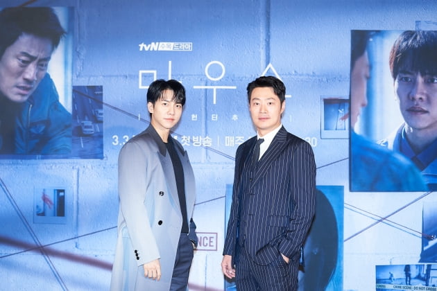 이승기와 이희준은 '마우스'에서 각각 정의감으로 똘똘 뭉친 어리바리 파출소 신입 순경 정바름 역을, 강력계 내 조폭 형사로 통하는 고무치 역을 맡았다. /사진제공=tvN
