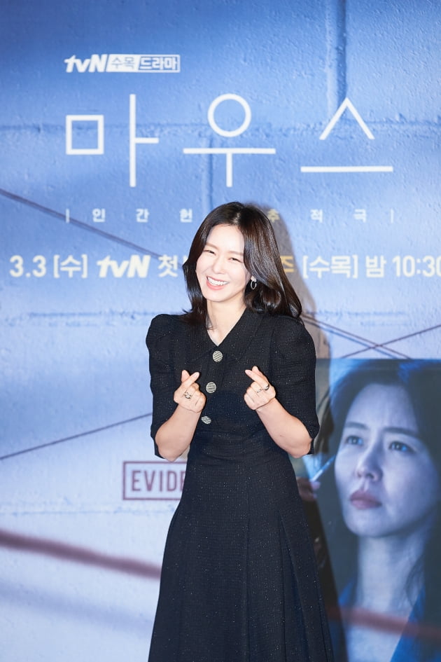 경수진은 '마우스'에서 이른 나이에 각종 언론인상 및 특종상을 휩쓴 시사교양 PD 최홍주로 나온다. /사진제공=tvN