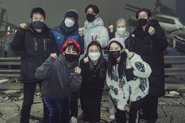 영화 '사일런스'(가제)가 크랭크업했다. 왼쪽 뒷줄부터 시계방향으로 문성근, 이선균, 주지훈, 예수정, 김희원, 박주현, 김수안, 박희본. / 사진제공=CJ ENM