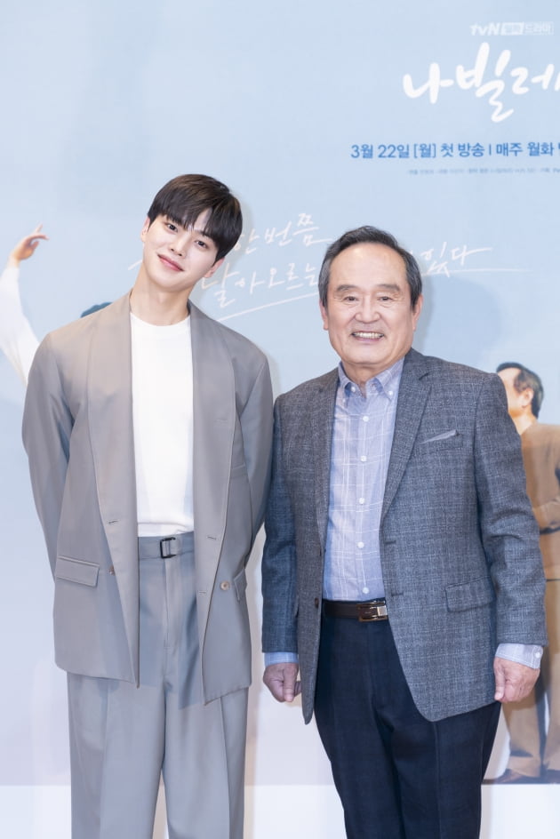 배우 송강(왼쪽)과 박인환이 16일 오후 온라인 생중계된 tvN 새 월화드라마 '나빌레라' 제작발표회에 참석했다. /사진제공=tvN