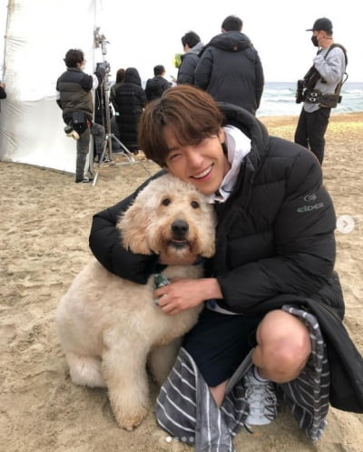 '신민아♥' 김우빈, 유복이 안고 찐미소…犬사랑에 진심인 편