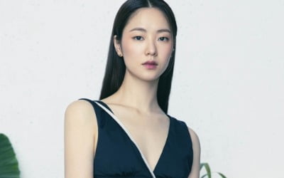 전여빈, 드러난 어깨라인마저 우아 [화보]