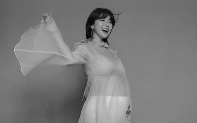 나비, 파격 시스루로 뽐낸 '만삭 D라인' [화보]