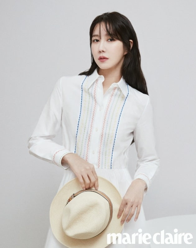 배우 이지아./사진제공=마리끌레르