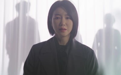 '다크홀' 김옥빈, 수상한 연기 속 유일한 생존자…'사람' 맞을까