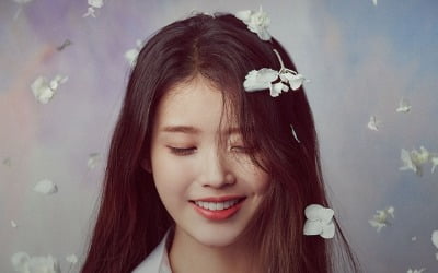 아이유, '라일락' 컴백 라이브쇼 '스물아홉 살의 봄' 연다 [공식]