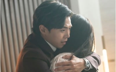 '펜트하우스2' 이지아X박은석, 다시 만났다 '애틋한 포옹'