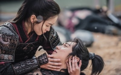 '달이 뜨는 강' 나인우, 김소현 품에 쓰러졌다