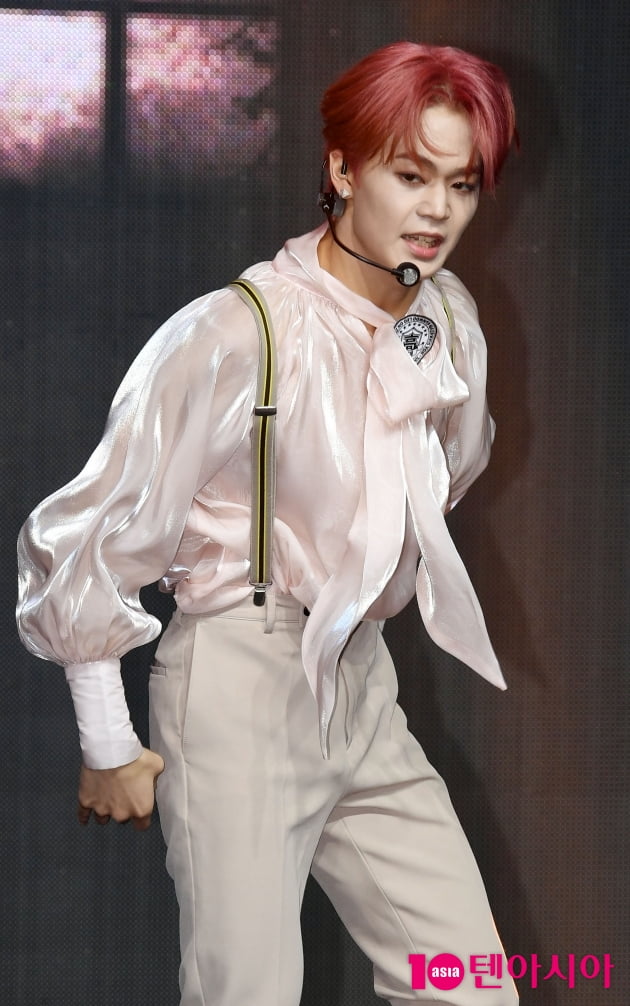 [TEN 포토] T1419 온 '무대 밝히는 외모'