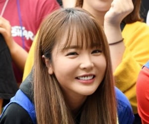 '논문 표절 자숙' 홍진영, 비 오는 벤치 사진 업로드…무슨 뜻?