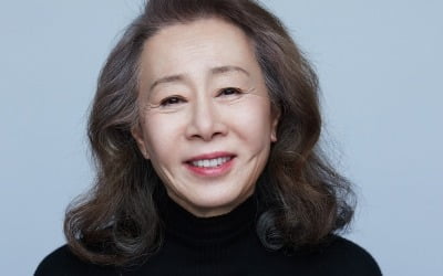 윤여정, 韓배우 최초 SAG 여우조연상…74세 할머니의 저력 [종합]