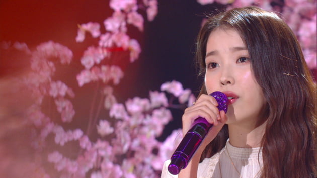 '유희열의 스케치북'에 출연한 가수 아이유/ 사진=KBS2 제공