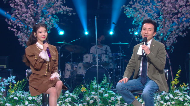'유희열의 스케치북'에 출연한 가수 아이유/ 사진=KBS2 제공