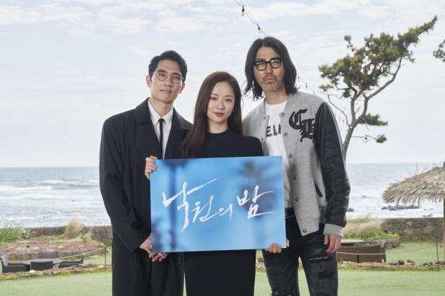 배우 엄태구(왼쪽부터), 전여빈, 차승원이 2일 열린 영화 '낙원의 밤' 온라인 제작보고회에 참석했다. / 사진제공=넷플릭스