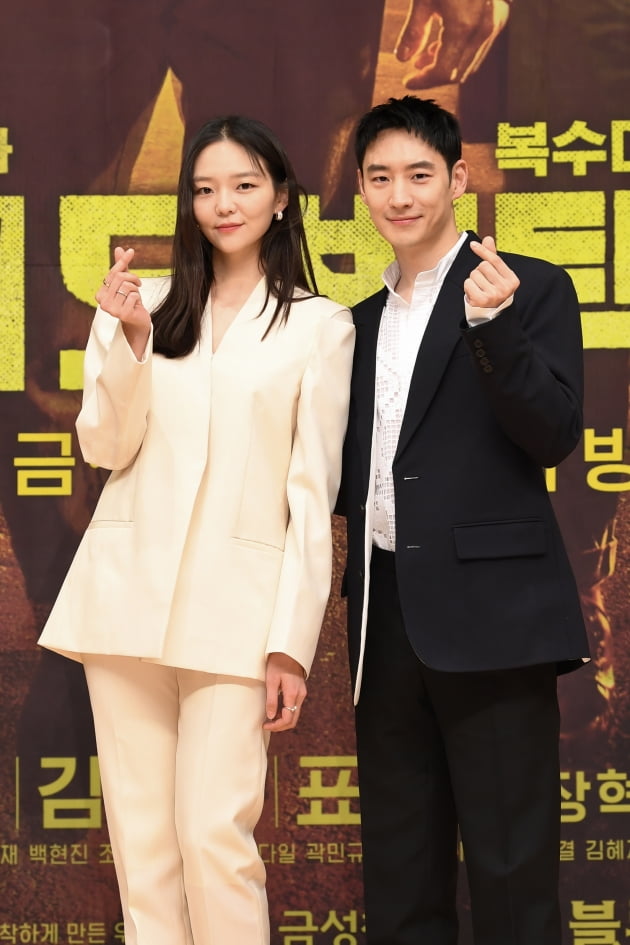 이솜(왼쪽)과 이제훈이 '모범택시' 제작발표회에 참석해 포즈를 취하고 있다. /사진제공=SBS