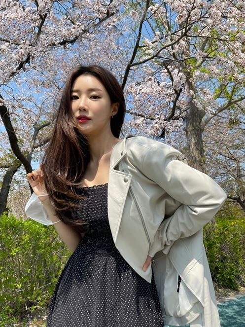 벚꽃 아래 황수빈 ‘청순미 가득한 169cm 19인치 여신 자태’[SNS★컷]
