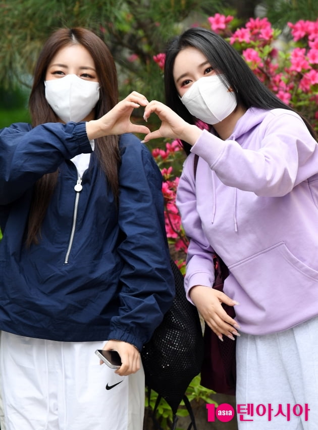 [TEN 포토] 브레이브걸스 유정-민영 '꽃보다 아름다운 하트'