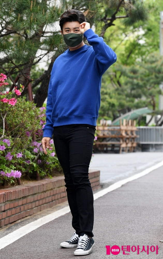 [TEN 포토] 진해성 '출근길 섹시댄스'