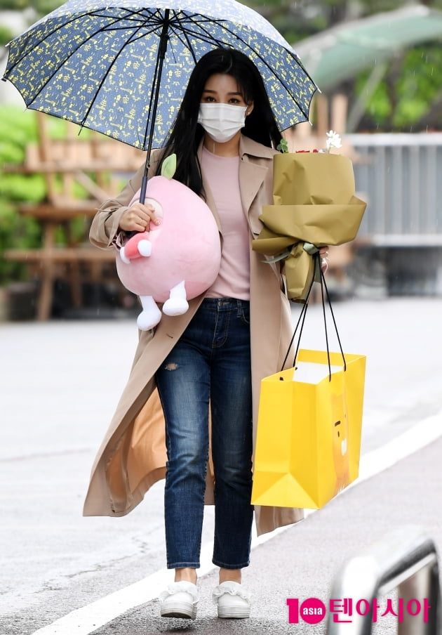 [TEN 포토] 신미래 '팬이 준 선물 한아름'