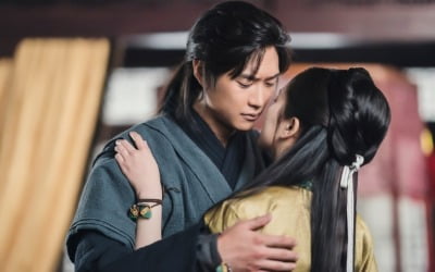 '달이 뜨는 강' 나인우, 김소현 이마에 애틋한 입맞춤