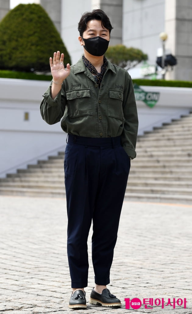 [TEN 포토] 정엽 '스타일리쉬한 손인사'