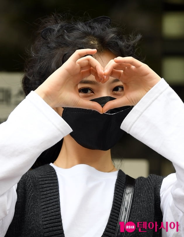 [TEN 포토] 스텔라장 '청순함 날리는 하트'
