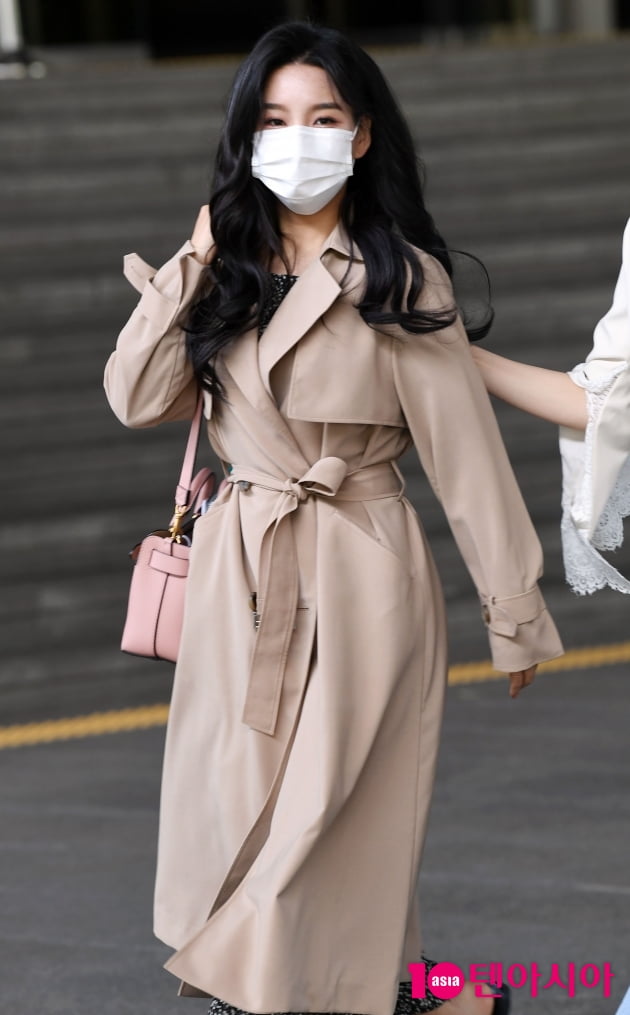 [TEN 포토] 신미래 '트랜치 코트로 멋내고 '