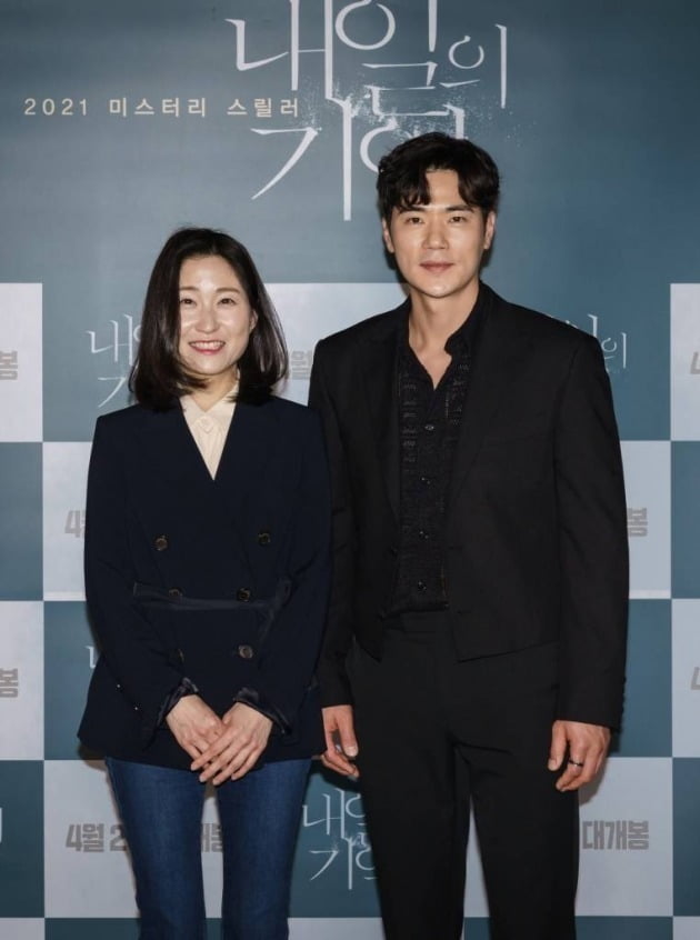 지난 13일 영화 '내일의 기억' 언론시사회에 참석한 서유민 감독과 배우 김강우 /사진=아이필름코퍼레이션 제공