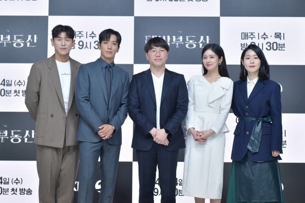 '대박부동산' 강홍석(왼쪽부터), 정용화, 박준석 감독, 장나라, 강말금/ 사진=KBS2 제공
