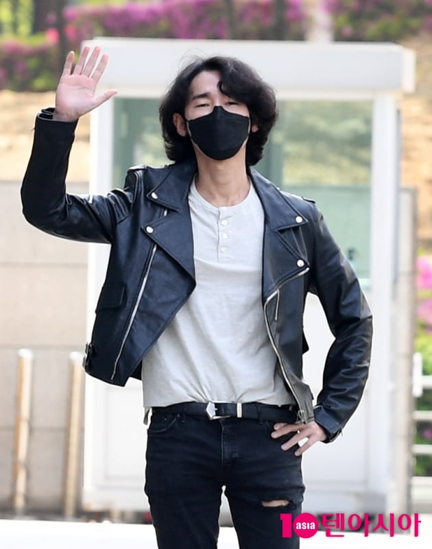 [TEN 포토] 허지웅 '남성미 가득한 출근길'