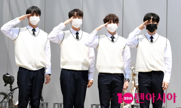 [TEN 포토] 하이라이트 '전원 군필자'