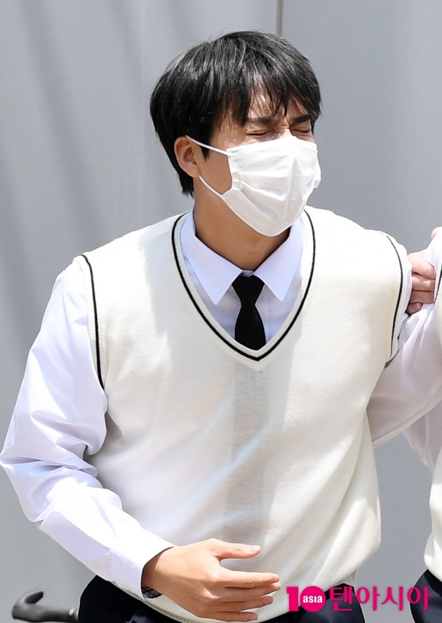 [TEN 포토] 하이라이트 손동운 '제대로 빵 터졌어요'
