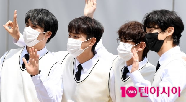 [TEN 포토] 하이라이트 '행복한 인사 얼마만이야~'