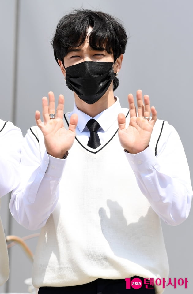 [TEN 포토] 하이라이트 이기광 '기분 좋은 꽃미소'