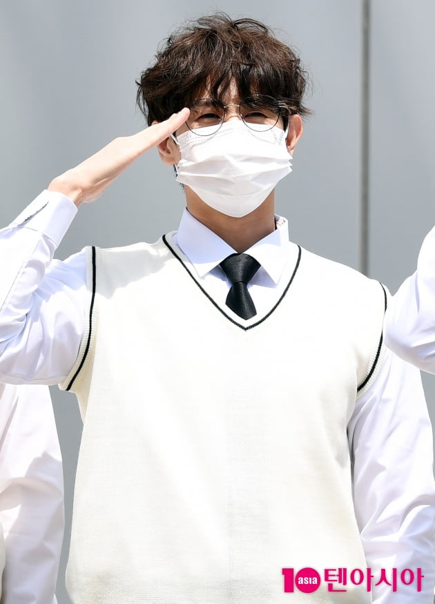 [TEN 포토] 하이라이트 양요섭 '폼나는 거수경례'