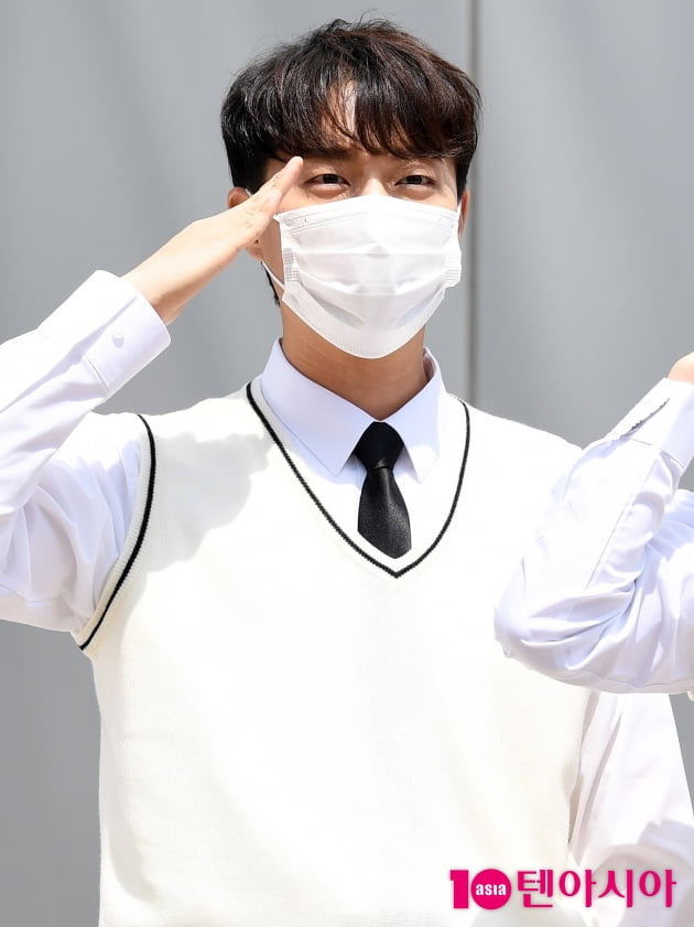 [TEN 포토] 하이라이트 윤두준 '여심 사로잡는 거수경례'