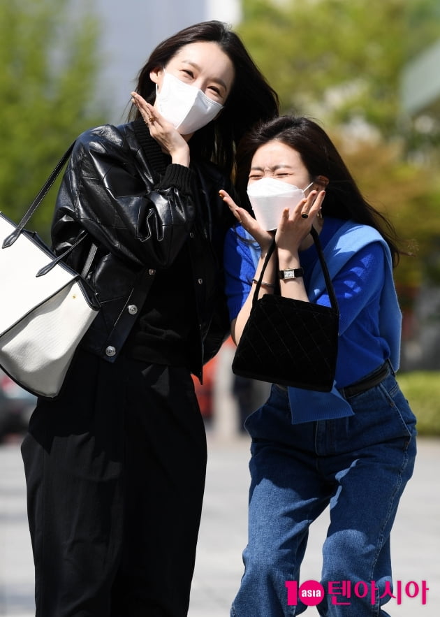 [TEN 포토] 다비치 '꽃받침 주문에 빵'