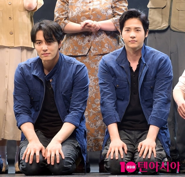 [TEN 포토] 민우혁X신우, '갑자기 무릎 꿇은 윤이건'