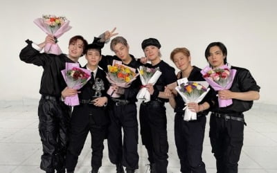 아스트로, 데뷔 후 '엠카' 첫 1위 "아로하 사랑해요"