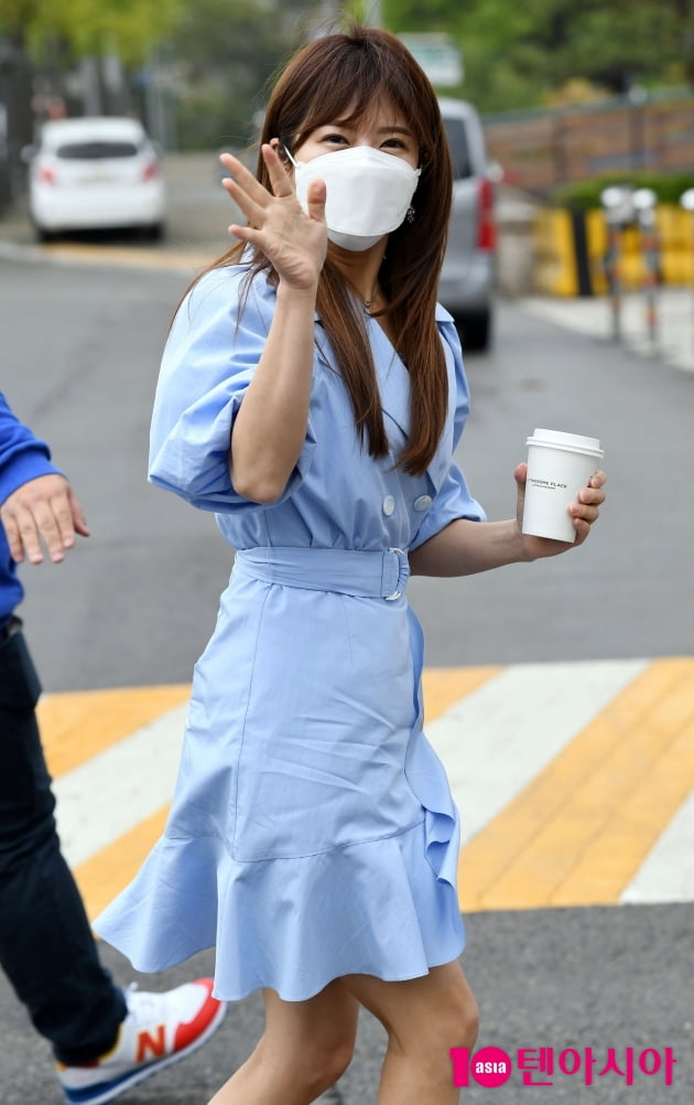 [TEN 포토] 양지은 '카페라떼와 즐거운 출근길'