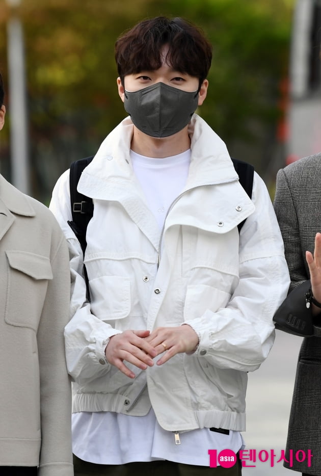 [TEN 포토] 포레스텔라 강형호 '여리여리한 손가락'