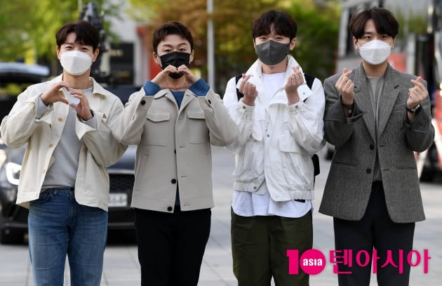[TEN 포토] 포레스텔라 배두훈 '시선 확끄는 애교하트'