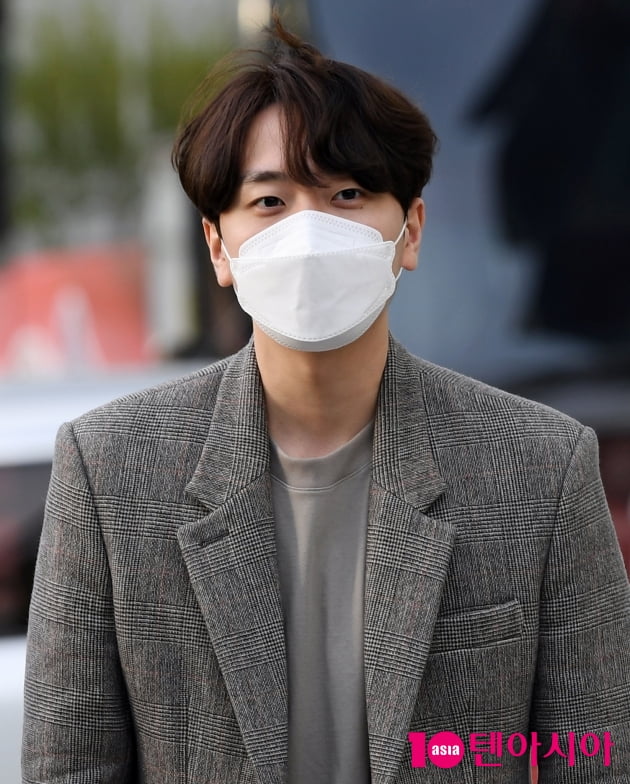[TEN 포토] 포레스텔라 고우림 '달콤한 눈빛'