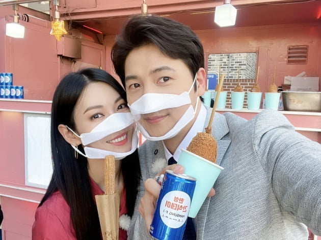 김소연♥이상우, 커플 '입 투명 마스크'…꿀 떨어지는 광고 촬영장