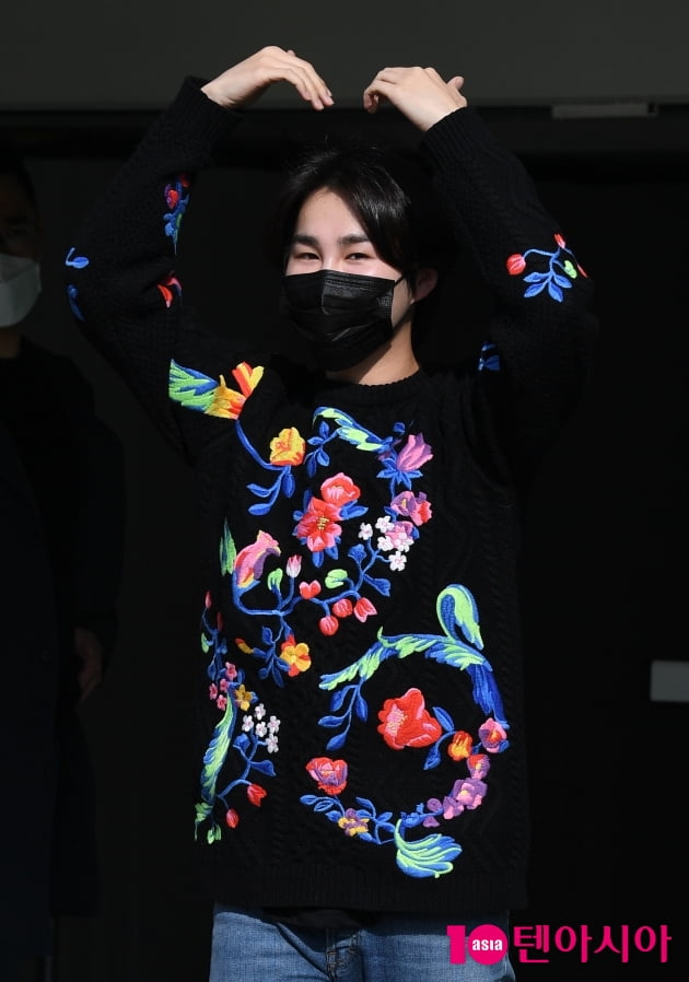 [TEN 포토] 김희재 '하트 크기도 남달라'