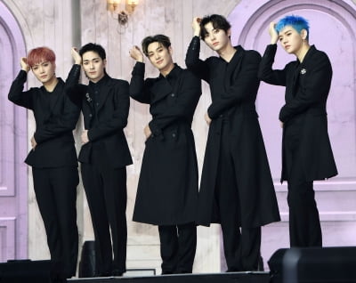 [TEN 포토] 뉴이스트 '타이틀곡 'INSIDE OUT'으로 돌아왔어요'