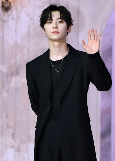 [TEN 포토] 뉴이스트 민현 '소장욕구 부르는 비주얼 소년미'