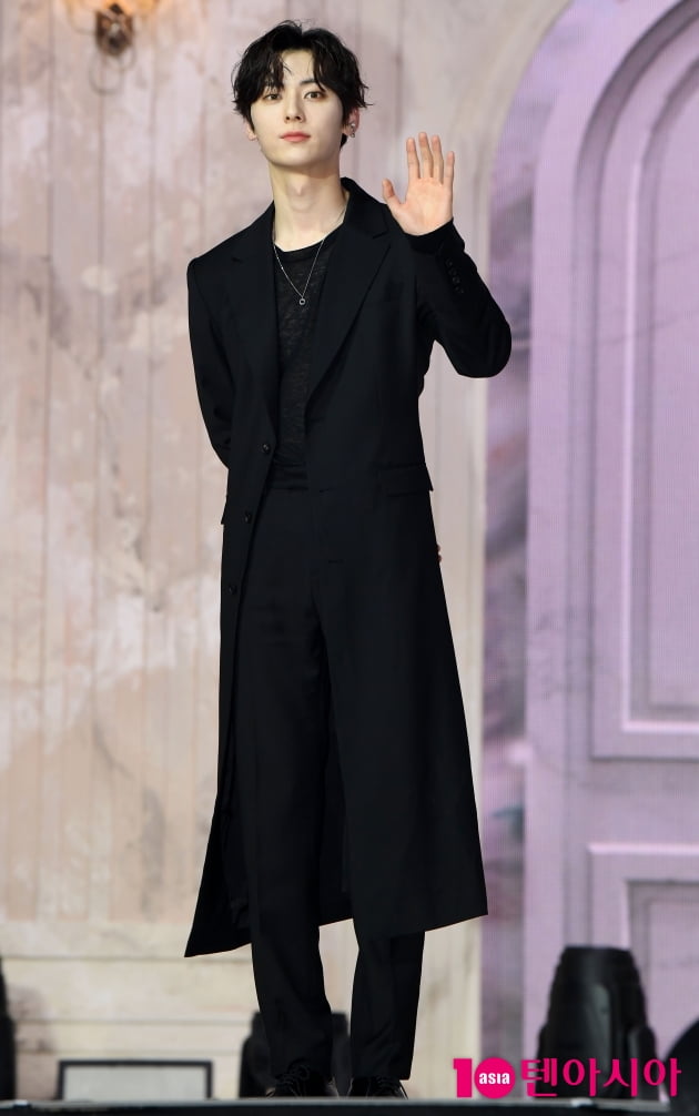 [TEN 포토] 뉴이스트 민현 '살면서 한 번은 말 걸어보고 싶은 잘생김'
